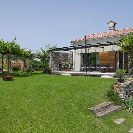 House Artes With Free Hot Tub & Sauna * Branik